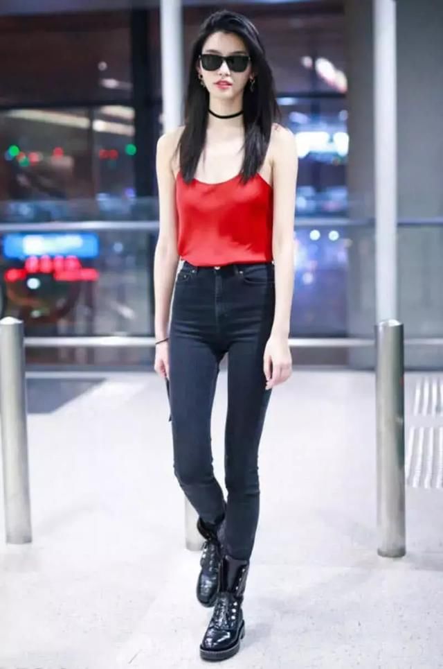 奚梦瑶亮相机场，吊带穿出“肚兜”的既视感，网友直呼不敢看