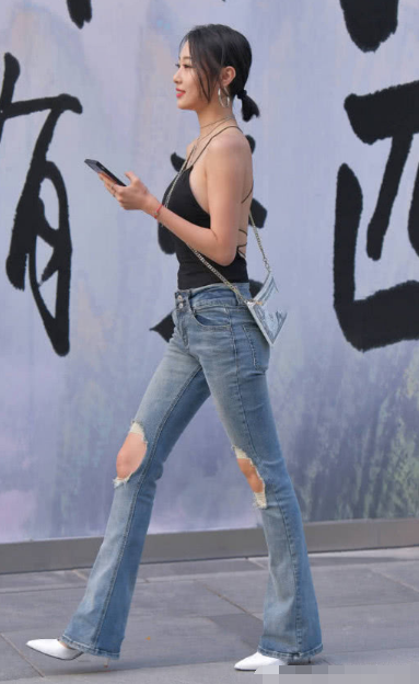 小姐姐将“肚兜”当成了一种时尚，原谅我看不懂这样的时尚