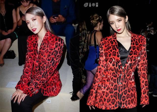 孟美岐身穿性感豹纹，撞衫维密超模elsa，不同风格谁更强？