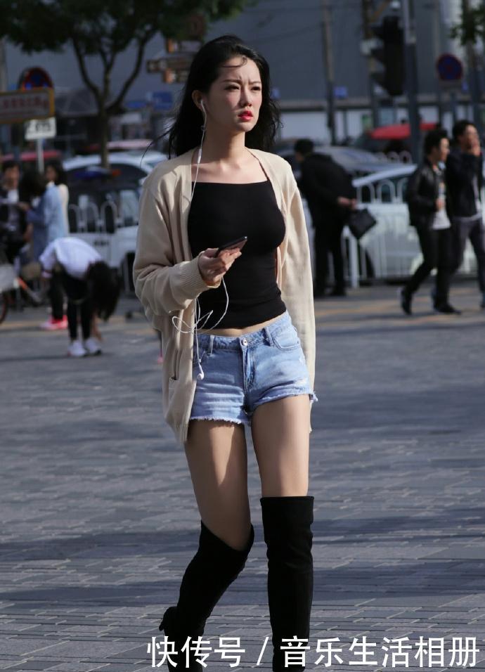  『美女』街拍最喜欢美女的微笑了，可以让人陶醉