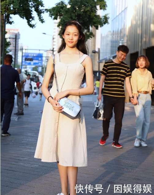 『 女人』微胖的女人最完美，街拍：图3漏背装秀出完美曲线