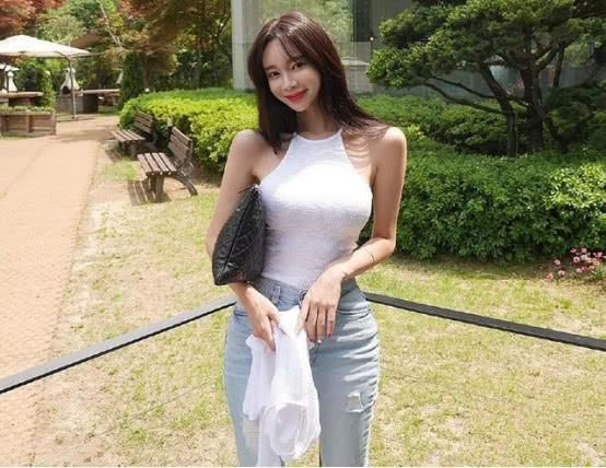 丰腴高挑气质美女，紧身裤更有女人味！