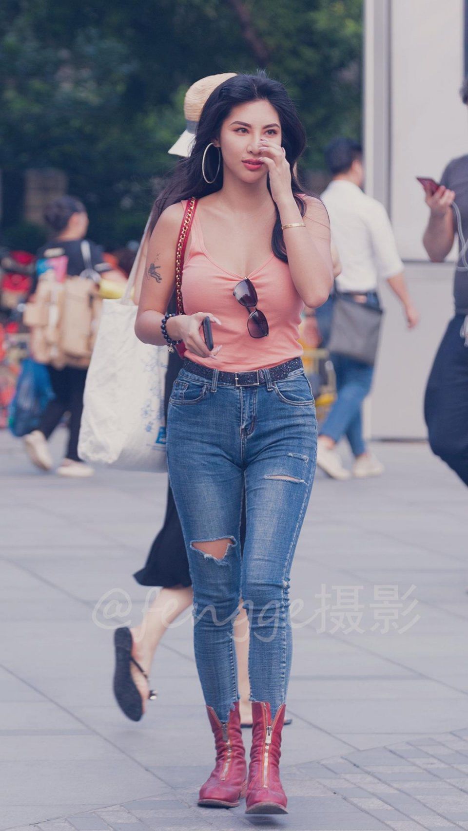 街拍:穿紧身牛仔裤的姑娘，身材微胖，气质阳光，令人难忘