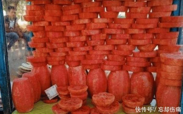 印度小哥花式卖瓜，200斤2小时被抢光，驴友：有实力！