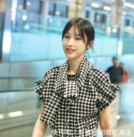 张俪穿黑白格子上衣搭配黑色皮裙现身机场 留着刘海长发气质甜美