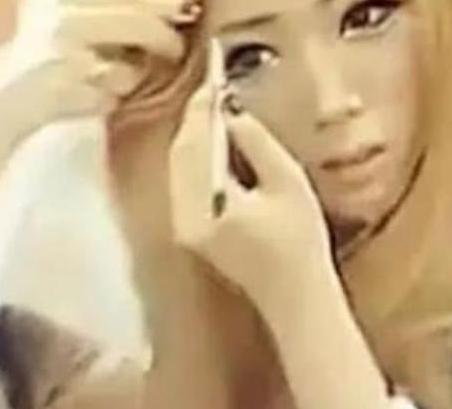 20岁的美女为保持形象, 长达两年没有卸妆, 后果却让人担忧