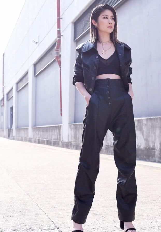 陈慧琳的穿搭真有趣，穿一件甜美的裙子，搭配的是“蟒蛇鞋”！