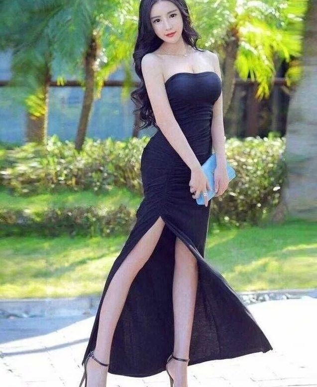 街拍:玲珑饱满的打底裤小姐姐，穿出不凡品位，令人百看不厌!