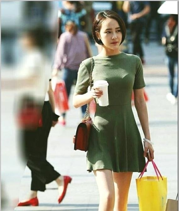 小姐姐:街拍 小姐姐的侧颜好美, 想不起来像哪个明星