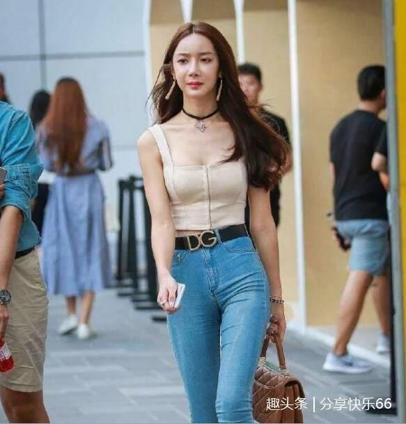 很有气质的白领小姐姐，普通穿搭也能秀出完美身姿，迷人！