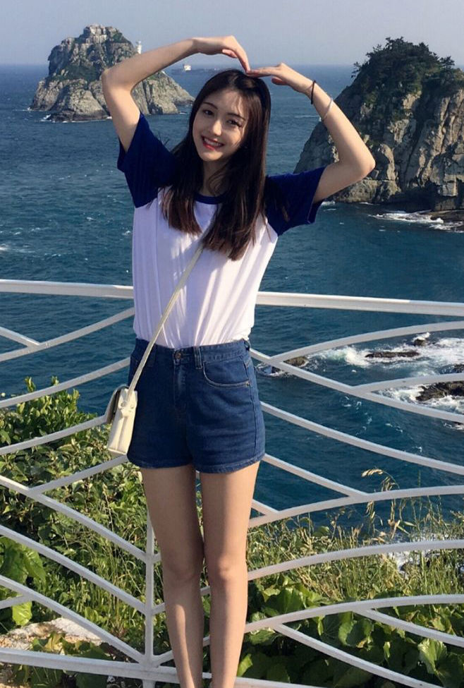 美女@看上去气场十足，十分的干净利落，美女黑色紧身上衣搭配黑色宽松长裤