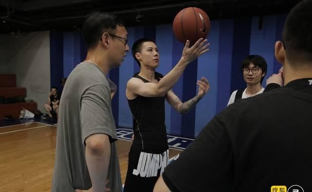 『陈佳伦』炒鞋背后的年轻人:万元买鞋不稀奇,看人先看鞋|图片故事