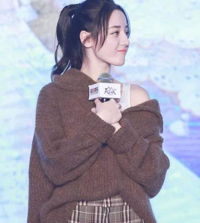26岁的迪丽热巴两次撞衫21岁的张雪迎，结果有点出人意料