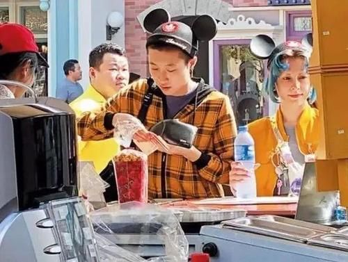 妻子■成龙20岁女儿传婚变,清空秀恩爱照片,同性妻子发文称旧照恶心