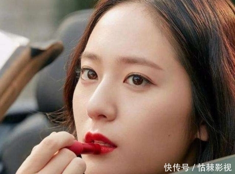 「习惯性地」涂好口红后,为何不能“抿嘴”?化妆师说出实话,不只是为了妆容