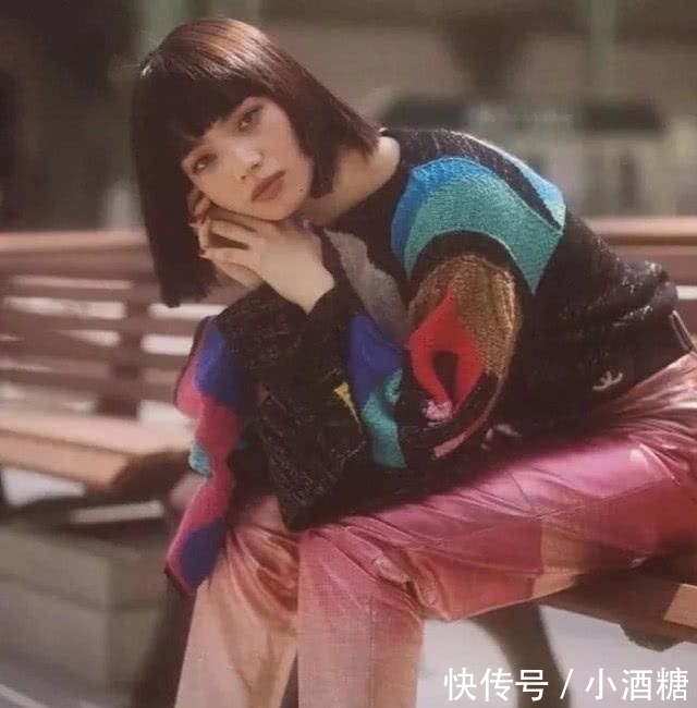  「适合」不会用卷发棒？这个“一刀切”的发型适合你，高级气质又减龄