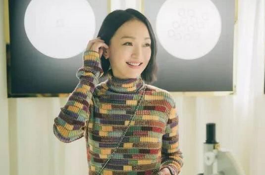 范冰冰晒短卷发照这角度也是自信的没谁了！而她直接年轻了20岁