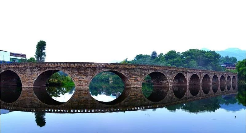 重庆距离最近的两个镇：两地镇政府仅距1公里，名字都很好听