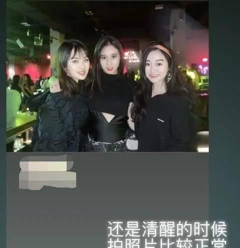  [套变]赌王四房千金摘牙套变漂亮，与闺蜜合照脸超小，闺蜜也是百亿千金