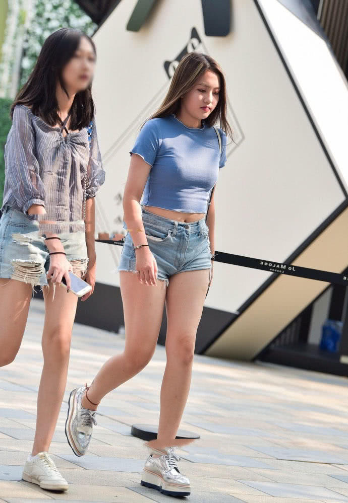 好闺蜜相约出街，肉肉的小姐姐紧身衣秀出火辣好身材，闺蜜则平平