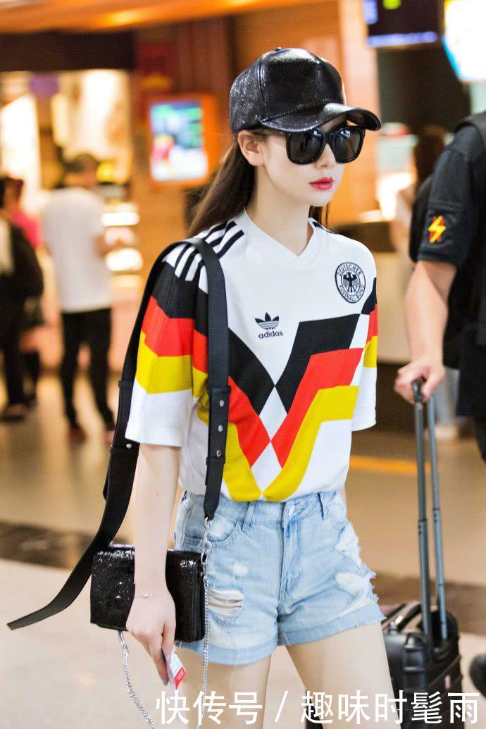 戚薇穿长筒袜现机场，勒出赘肉好尴尬，网友：穿着不难受吗？