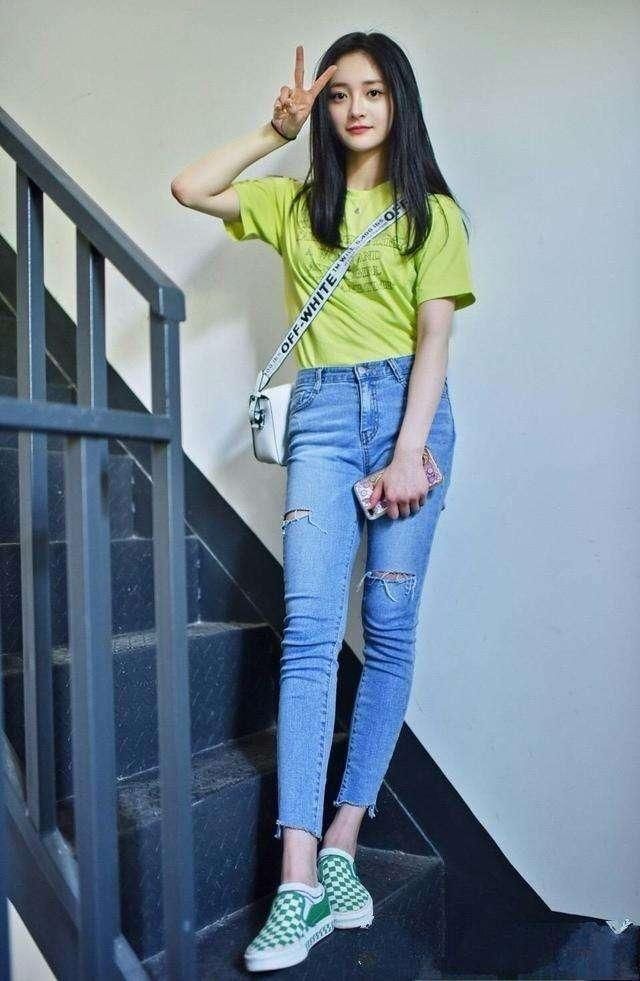 周洁琼真够猛的!穿的紧身牛仔裤还露出肚脐