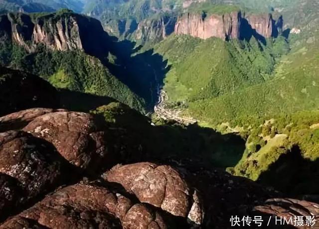 「座山峰」中国有个神奇的地方,一天3次日出,3次日落!
