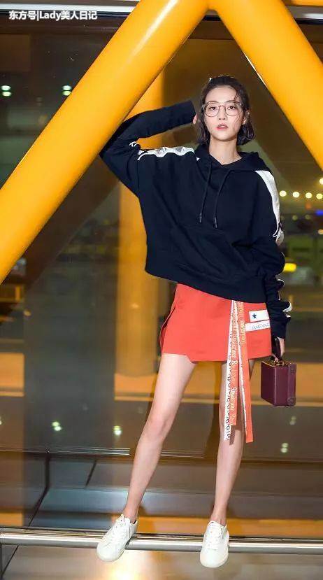 大长腿的造型很难凹吗？李溪芮实践告诉，开叉裙就能轻松做到