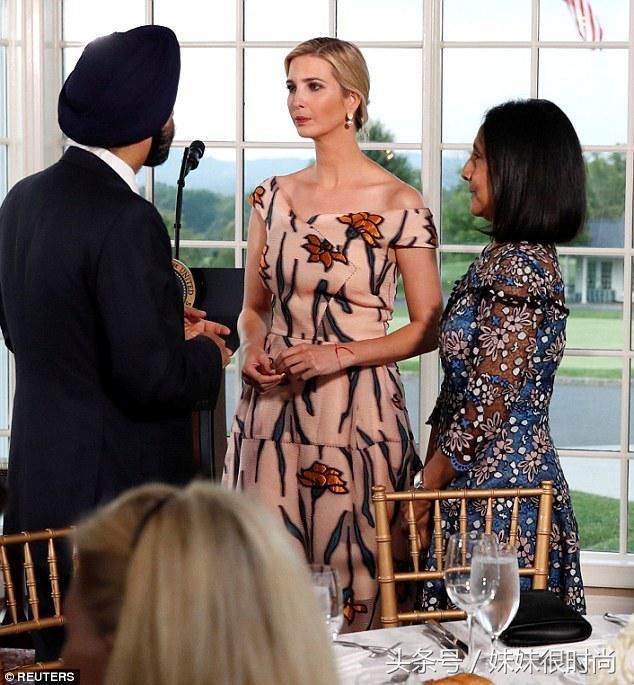 伊万卡和梅拉尼娅同穿花卉礼服，论穿衣品味，伊万卡高出后妈太多