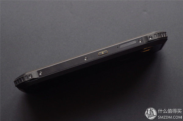 萝卜谈数码 篇二:大妈首发:摧毁一部手机有多难?三防手机MANN 8S不完全暴力测试