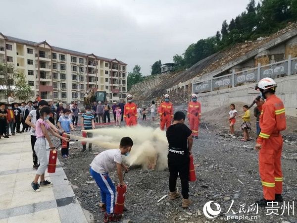  「打卡」贵州铜仁：200余名少先队员打卡学“消防”