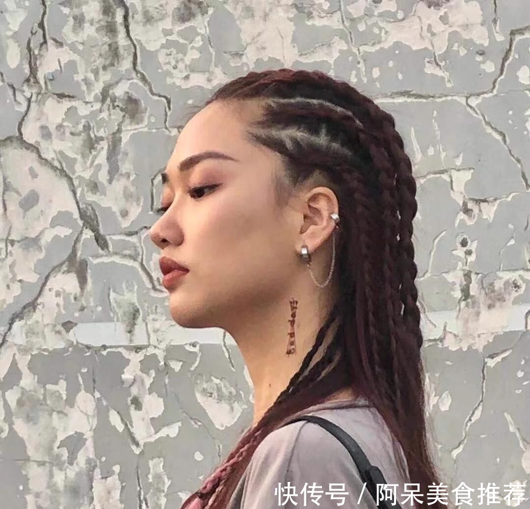 影响■这款发型很多女生都爱扎,难怪发际线上移,发质也越来越差!