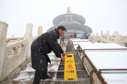 祈年殿银装素裹，上万人进天坛游园赏雪