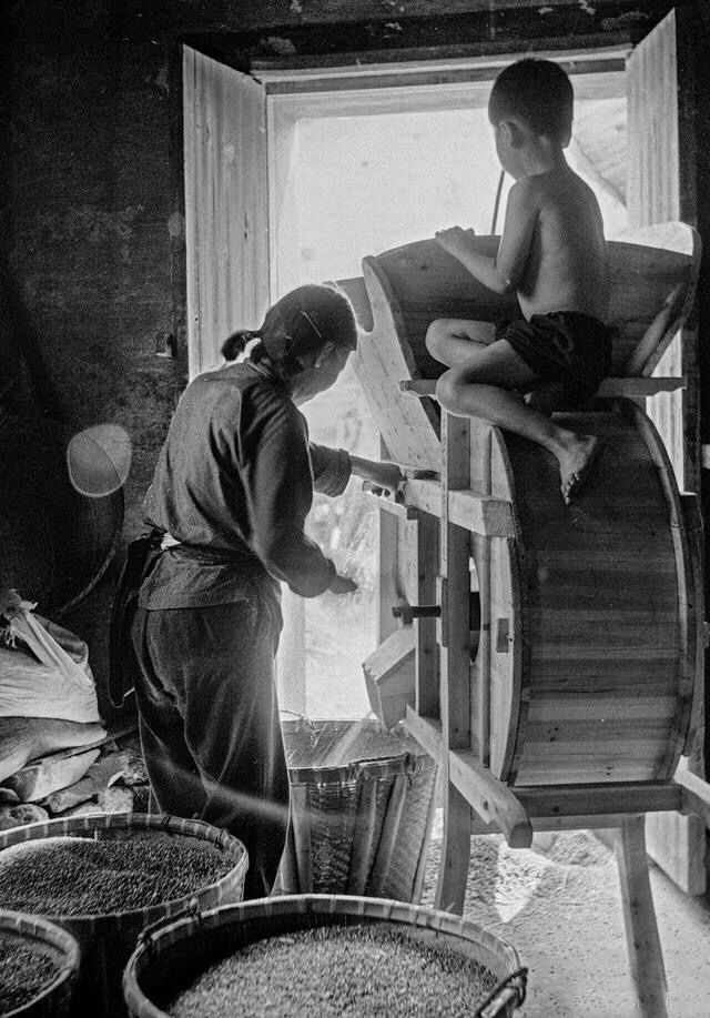 一组80年代左右的老照片，图6大集体时期，图8回娘家