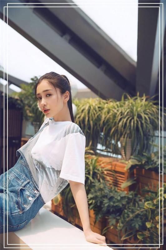 吴昕终于美回来了!只不过穿了一条背带裤,竟嫩过小6岁的杨颖?