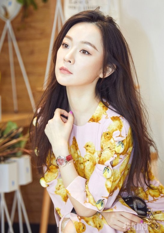 霍思燕的街拍时刻，身着印花连衣裙，长发披肩，优雅迷人的辣妈