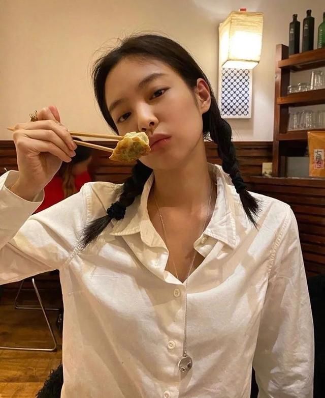  春天都：全网都在仿的Jennie粉嫩蜜桃妆，今年哪里不一样？