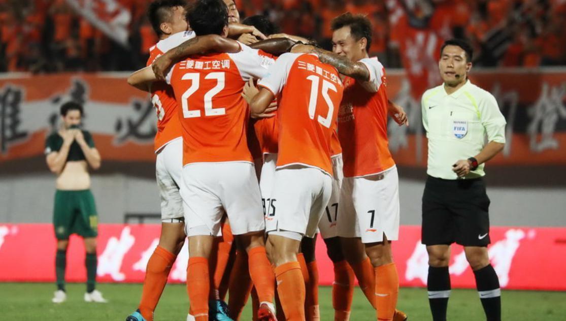 中甲球员停球比王燊超还离谱，明年中超或同时出现两个土豪