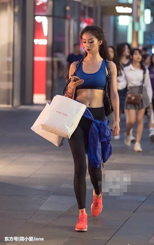 小姐姐们穿舒服的打底裤去逛街够迷人，比露腿出镜都加分