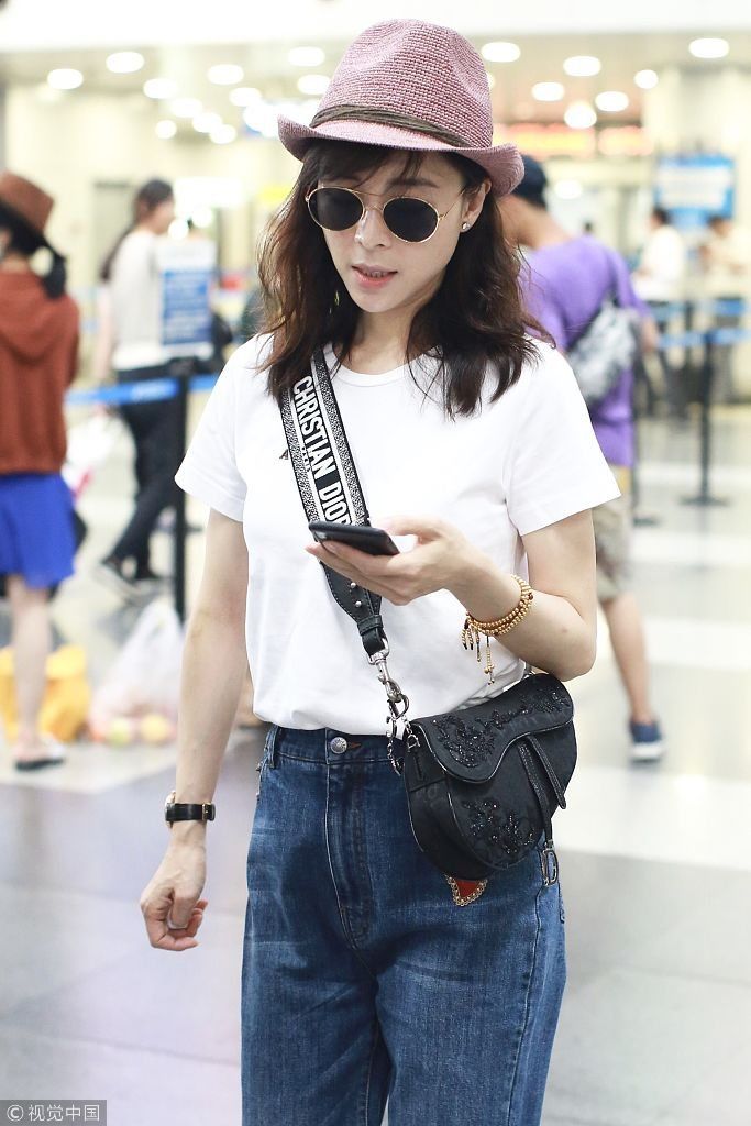 张静初烫卷发戴小粉帽少女心爆棚  阔腿裤+白T时尚吸睛潮出天际