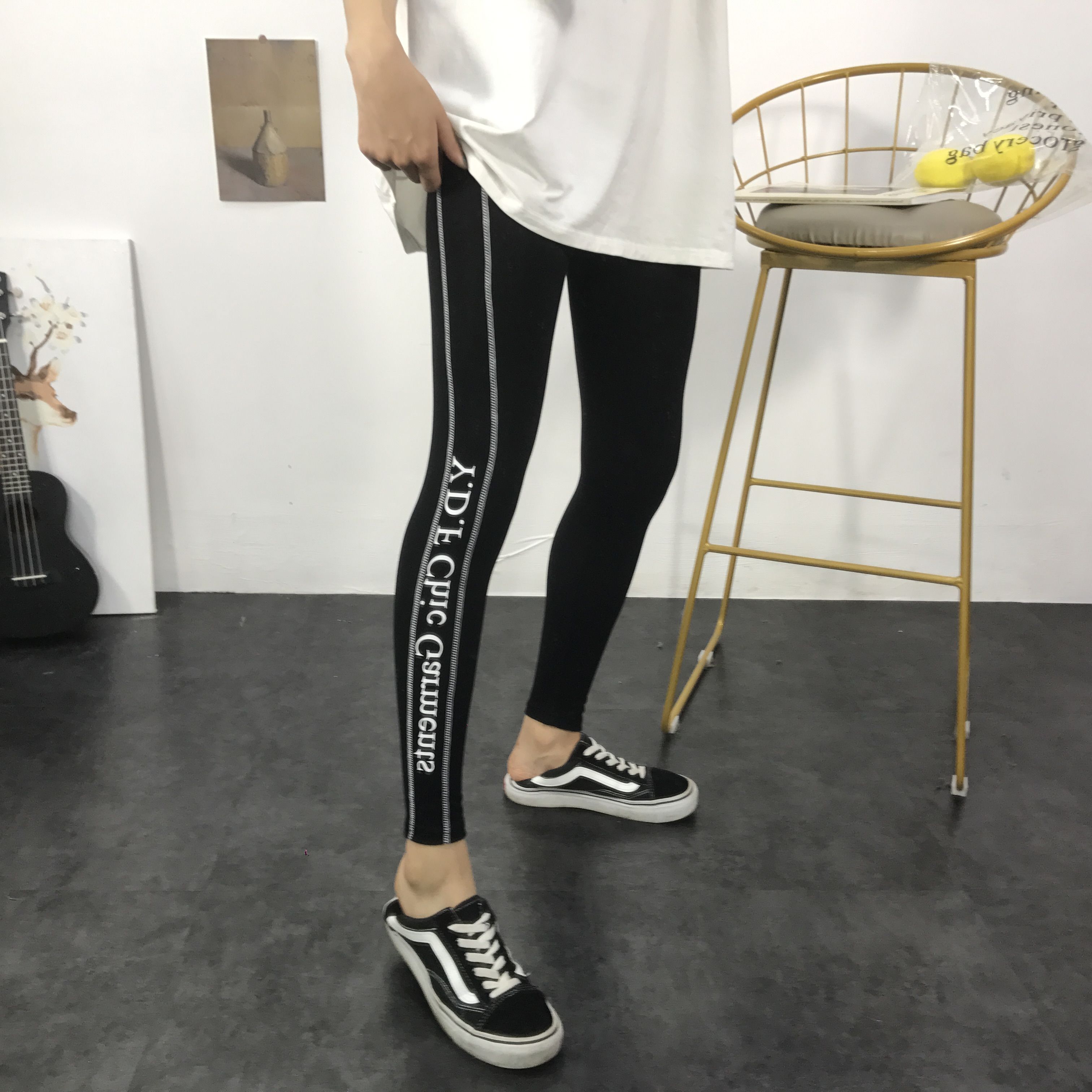 今秋流行穿打底裤，难怪老婆不穿牛仔裤，遮肉显瘦还很时髦