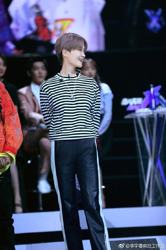 李宇春终于穿对衣服了！红色外套搭配短裤，网友：越来越有女人味