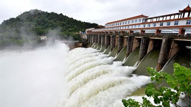 这个水电站要经过雅鲁藏布江大拐弯，比三峡大坝的建设难度还大