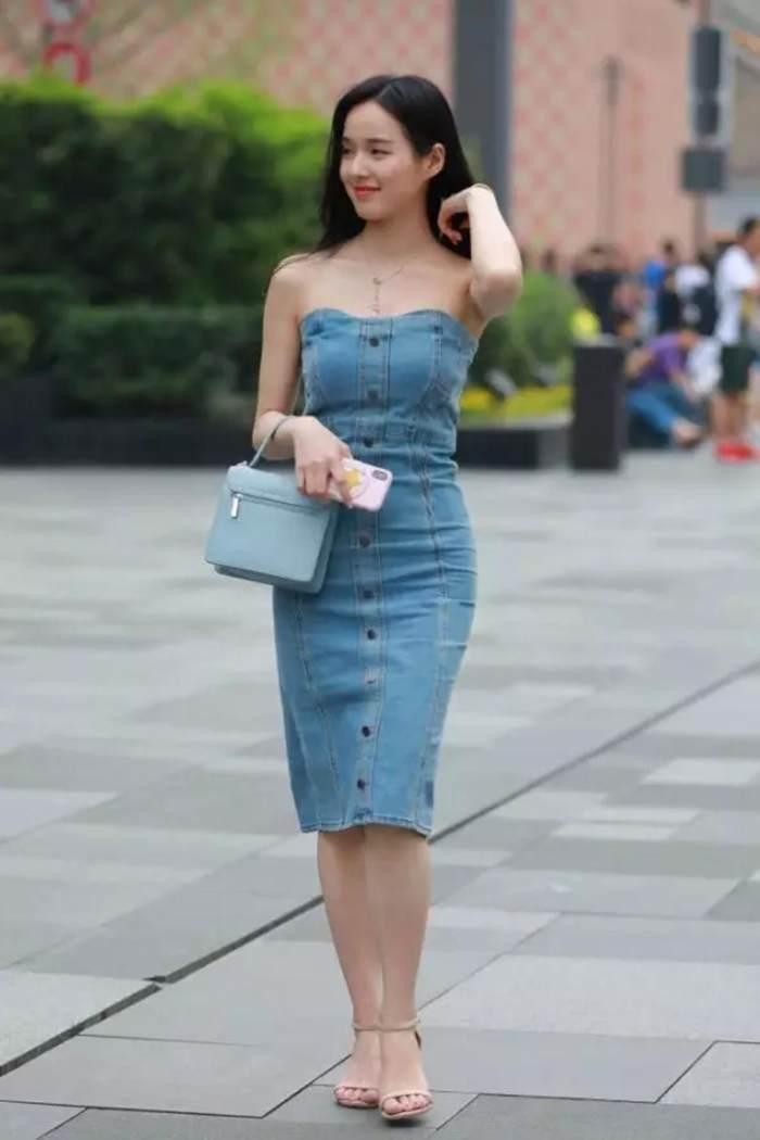 街拍：空姐小姐姐身材和相貌都很好看，很有都市成熟女人的味道！