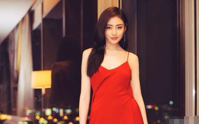 张天爱吊带内衣外穿引领时尚?网友:田馥甄穿得更好看!