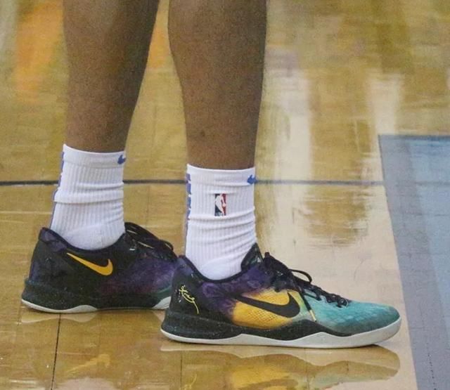  球鞋：NBA球员上脚：施罗德的球鞋缅怀科比，北卡蓝AJ11很帅！