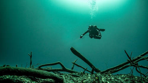 神奇的“水中河”奇异景象，你见过吗？一条河流从水中穿过