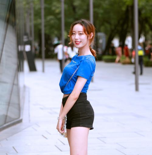 丰盈有致的紧身T小姐姐秀出玲珑纤细的长腿，非常的迷人吸睛！