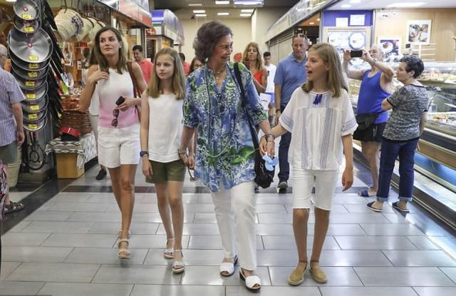 西班牙王室成员现身菜市场,婆媳二人亲密无间,两公主活泼可爱!