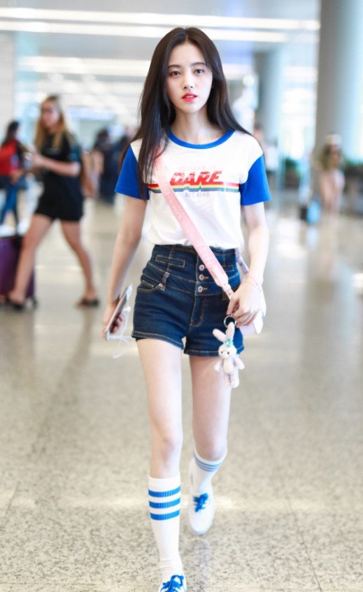 鞠婧祎礼服上有这么多“贴纸”，档次都没有拉低？意外美翻了